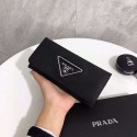 Prada 二つ折り長財布ブラックピンクサフィアーノ長財布 三角プレートフレデイース